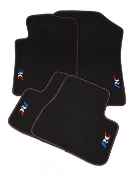 Πατάκια Αυτοκινήτου για Peugeot 207 RC με μοκέτα μαύρη βελούδινη μοκέτα, δερμάτινο τελείωμα ,τρία γαζιά και σήμα RC ατα χρώματα της γαλλικής σημαίας.Διατίθεται για όλα τα μοντέλα Peugeot
