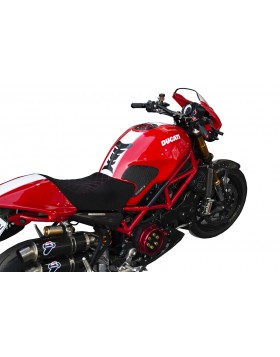 Επένδυση σέλας Ducati από alcantara σε σχέδιο ρόμβων από κόκκινη ραφή