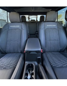 Ταπετσαρία Αυτοκινήτου σε Jeep Gladiator Overland από δέρμα άριστης ποιότητας σε συνδυασμό με alcantara και σχέδιο κυψέλης στα κεντρικά τμήματα.