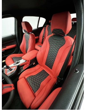Ολική επένδυση εσωτερικού αυτοκινήτου σε BMW Σειρά 1 από κόκκινο δέρμα με μαύρες λεπτομέρειες και σχέδιο κυψέλης κόκκινων ραφών