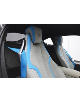 Επένδυση ταπετσαρίας αυτοκινήτου σε BMW I8 με δέρμα άριστης ποιότητας σε λευκή απόχρωση με γαλάζιες λεπτομέρειες.