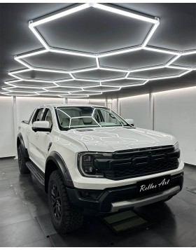 Ολική επένδυση αυτοκινήτου σε Ford Ranger Raptor, από λευκό δέρμα με κόκκινες λεπτομέρειες και σχέδιο ρομβάκια.