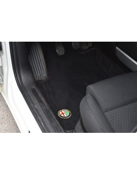 Πατακά Αυτοκινήτου για Alfa Romeo Mito από μοκέτα άριστης ποιότητας με δερμάτινο ρέλι , δίγαζη ραφή κόκκινη-πράσινη και λογότυπο