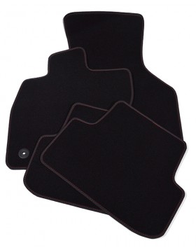 Πατάκια Αυτοκινήτου για Seat Leon από μαύρη μοκέτα, με δερμάτινο μαύρο ρέλι , κόκκινη ραφή και λογότυπο Leon 