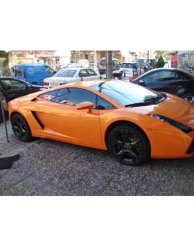 Ταπετσαρία Αυτοκινήτου σε Lamborghini με δέρμα άριστης ποιότητας σε απόχρωση μαύρο σε συνδυασμό με γνήσια alcantara και σχέδιο ρόμβο με πορτοκαλί ραφές.
