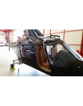  Ταπετσαρία αεροσκάφους σε Agusta 109C με δέρμα κορυφαίας ποιότητας σε χρώμα καφέ.