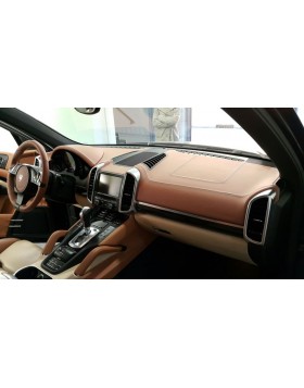 Ταπετσαρία σε Ταμπλό σε Porsche Cayenne 2014 σε καφέ χρώμα.