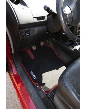 Πατάκια Αυτοκινήτου για Toyota Yaris του 2009 από μαύρη μοκέτα, κόκκινο δερμάτινο φινίρισμα και λογότυπο , 4 τεμάχια 