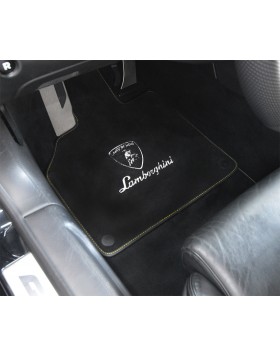 Πατάκια Αυτοκινήτου για Lamborghini από μαύρη μοκέτα με κεντητό λογότυπο στο κέντρο και δερμάτινο φινίρισμα με κίτρινη ραφή, 2 τεμάχια