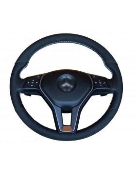 Ντύσιμο τιμονιού για MERCEDES Α45 με δέρμα σε συνδυασμό με τρυπητό και λευκές ραφές.