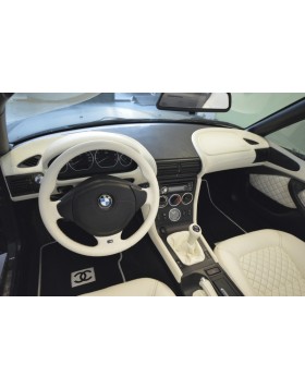 Ταπετσαρία Αυτοκινήτου σε BMW Z3 με ρόμβους σε χρώμα ivory με δέρμα άριστης ποιότητας,ντύσιμο ταμπλό και τιμονιού.